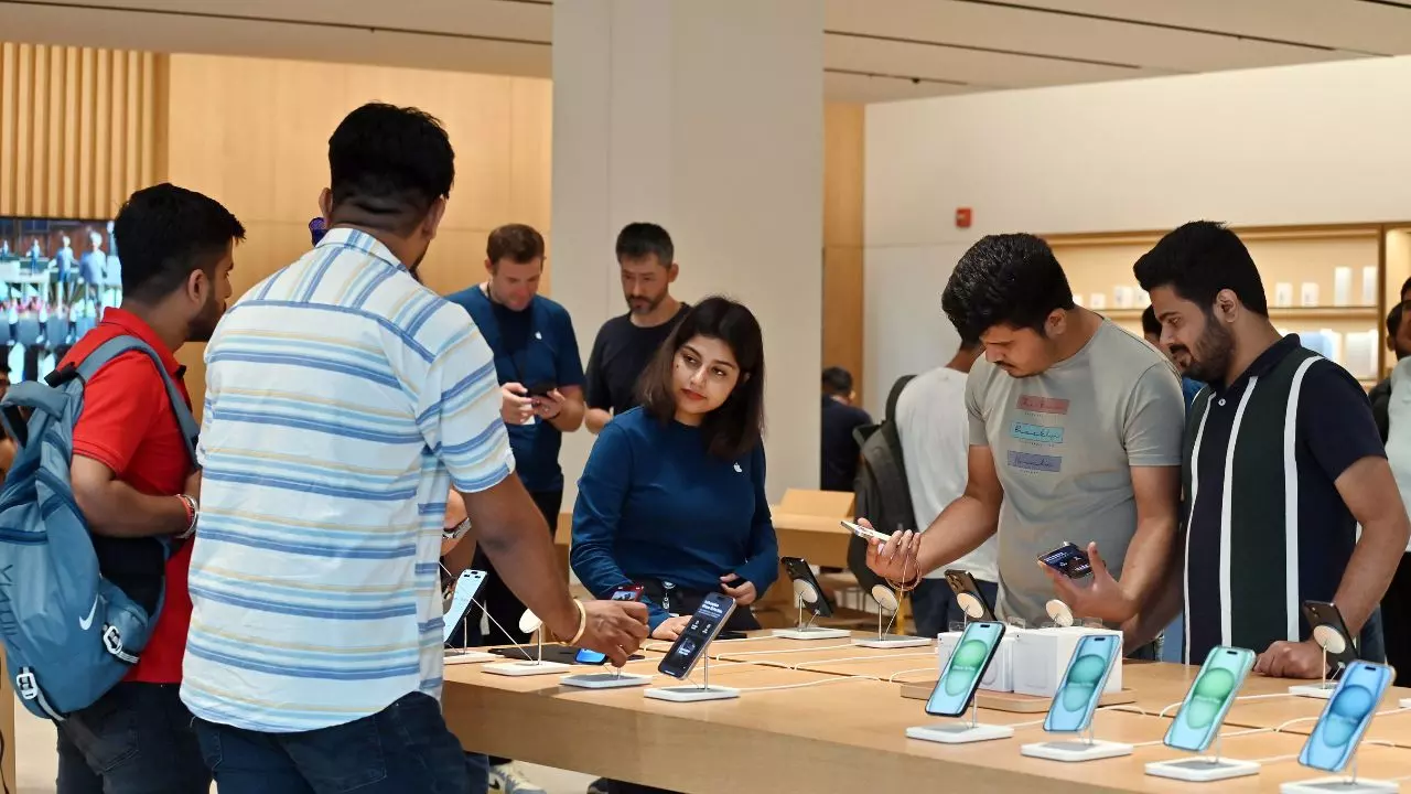 Apple फैंस के लिए बड़ी खबर! भारत में बनेंगे iPhone 17 के सभी मॉडल, ट्रंप के टैरिफ का नहीं होगा असर