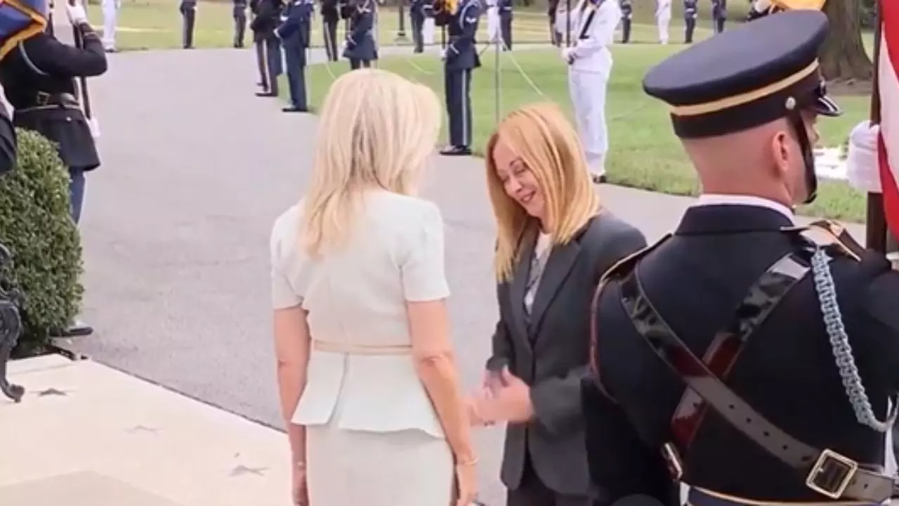 दिख रहा भारत का संस्कार... व्हाइट हाउस में नमस्ते करते दिखीं जॉर्जिया मेलोनी, ट्रंप की बैठक में हुई थीं शामिल | Video