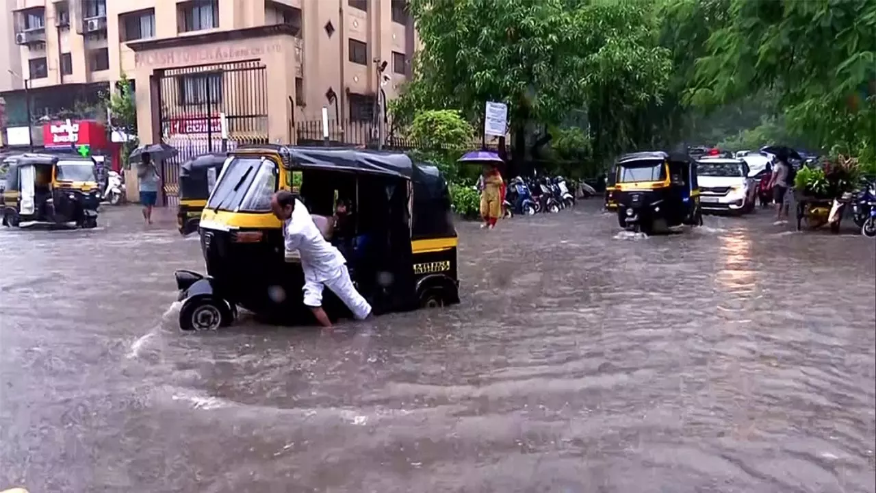 मुंबई में लगातार दूसरे दिन मुसीबत की बारिश, स्कूल-कॉलेज बंद, एयरपोर्ट पर अफरातफरी - Videos
