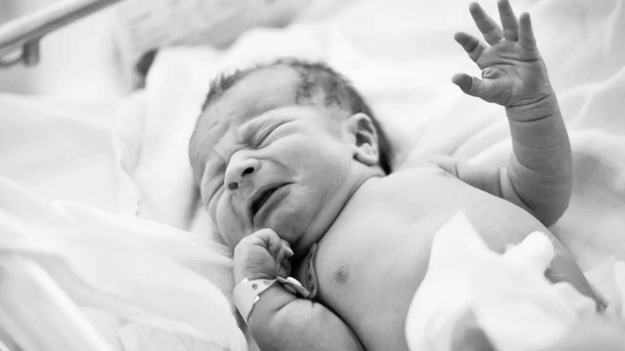 पट्टियों से बंधे बेड पर 2-3 बच्चे... गुवाहाटी मेडिकल कॉलेज में नवजात की मौत, सीएम ने दिखाए सख्त तेवर पट्टियों से बंधे बेड पर 2-3 बच्चे... गुवाहाटी मेडिकल कॉलेज में नवजात की मौत, सीएम ने दिखाए सख्त तेवर