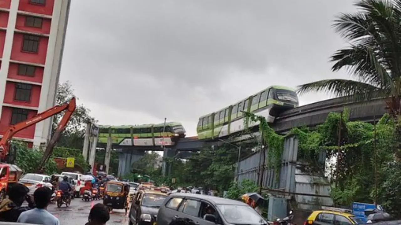 घंटे भर बाद शुरू हुआ रेस्क्यू, यात्रियों ने बताया मोनो रेल में सवार थे करीब 500 लोग, अब तक कितने निकले बाहर? देखिए पांच Video