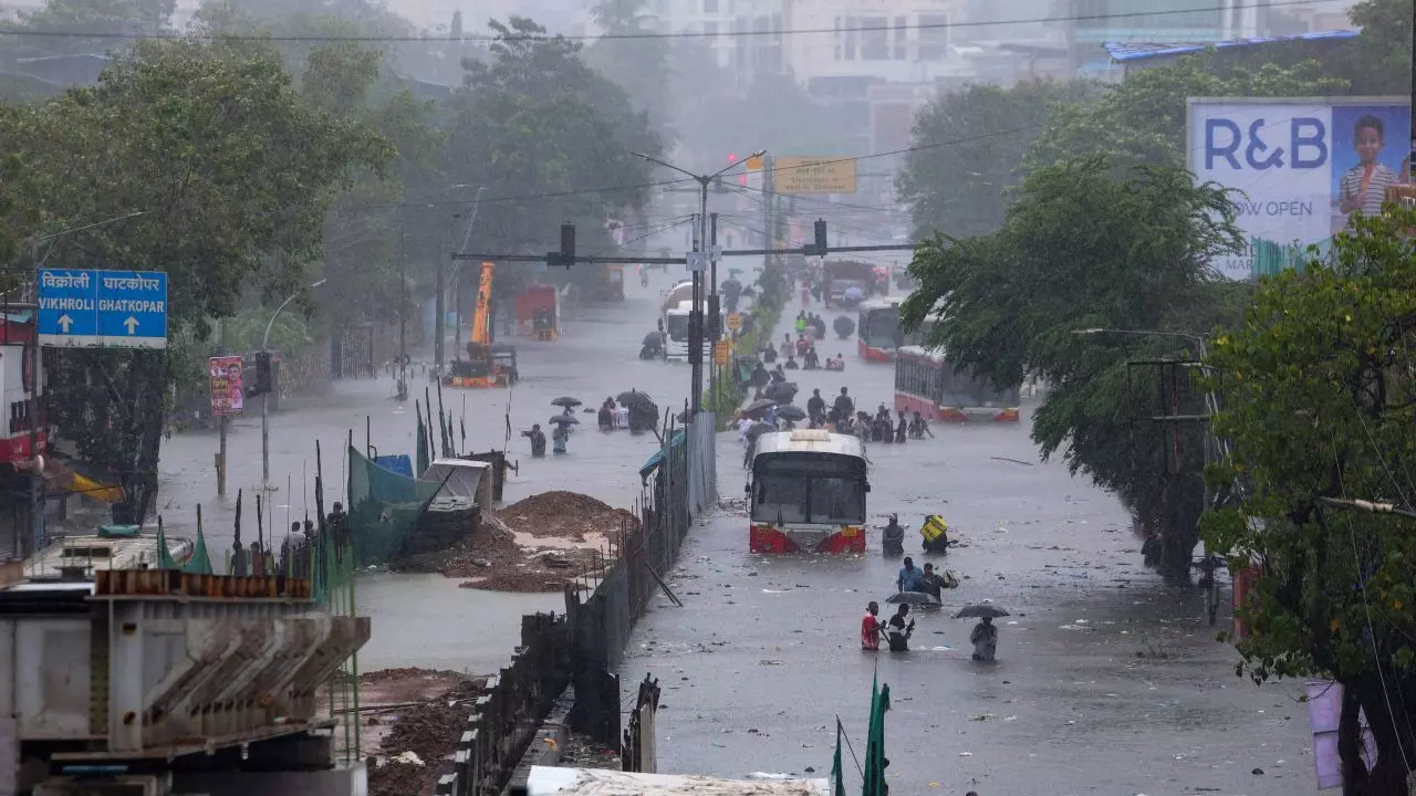 बारिश में डूबी मुंबई... मोनोरेल में फंसे यात्रियों का हुआ रेस्क्यू, अबतक 6 लोगों की मौत, हवाई-सफर पर भी संकट- 10 Updates