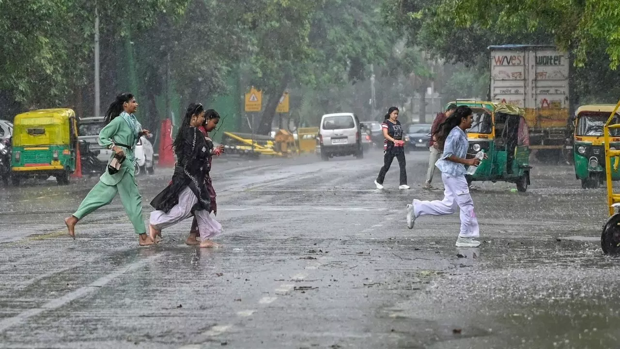 दिल्ली-NCR में आंधी-तूफान के साथ बारिश का ऑरेंज अलर्ट, IMD ने अगले 5 दिनों तक सावधान रहने की दी चेतावनी