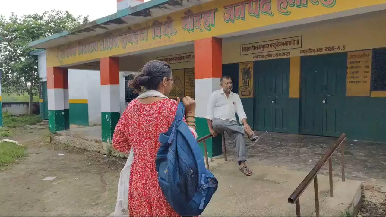 स्कूल की शर्मनाक लापरवाही! भूख प्यास से मर गया कमरे में बंद कुत्ता, बच्चों को 50 रुपये देकर शव उठवाना चाहती थी मैडम