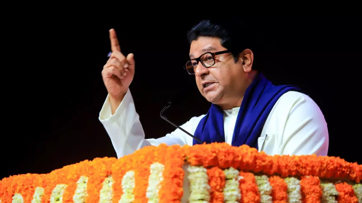 मुंबई में गड्ढे दिखते हैं, पर अपने राज्य की हालत नहीं दिखती... राज ठाकरे ने प्रवासियों पर फिर कसा तंज