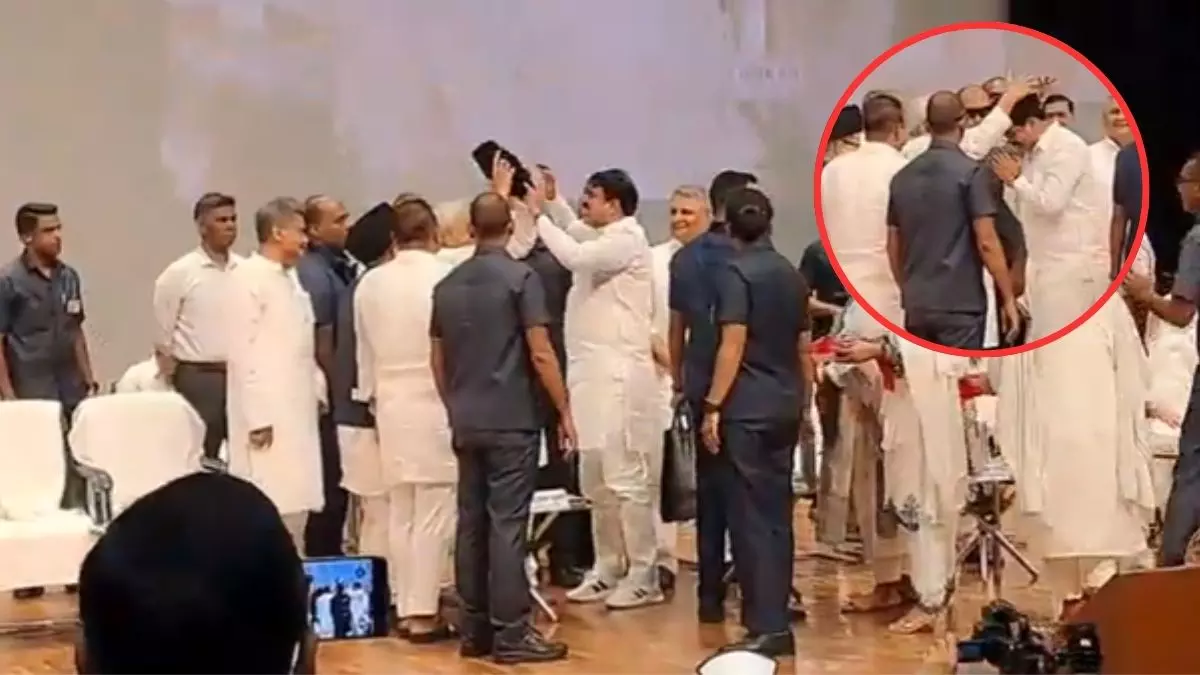 Nitish Kumar Topi Row: PM मोदी पर तंज कसने वाले CM खुद फंसे विवाद में, मुस्लिम टोपी पहनने से किया इनकार; वीडियो वायरल