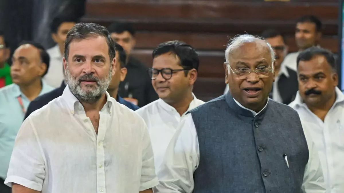 Aaj ki Taaza Khabar: राहुल गांधी-मल्लिकार्जुन खरगे के खिलाफ SC में याचिका दाखिल, EC को बदनाम करने का आरोप; 21 अगस्त की बड़ी खबरें