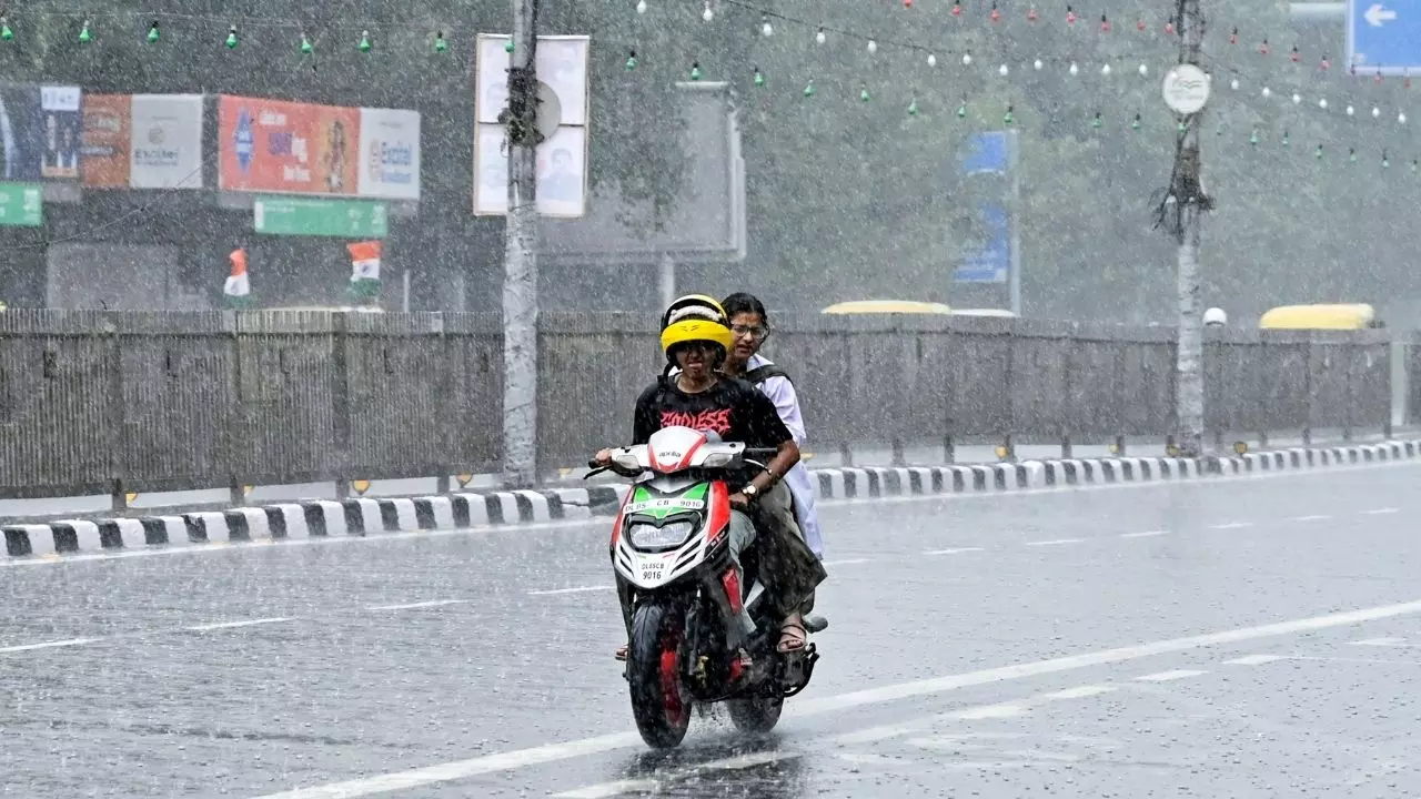 दिल्ली-NCR में उमस से लोग परेशान, मुंबई और उत्तराखंड सहित कई राज्यों में अलर्ट, जानें कब होगी बारिश