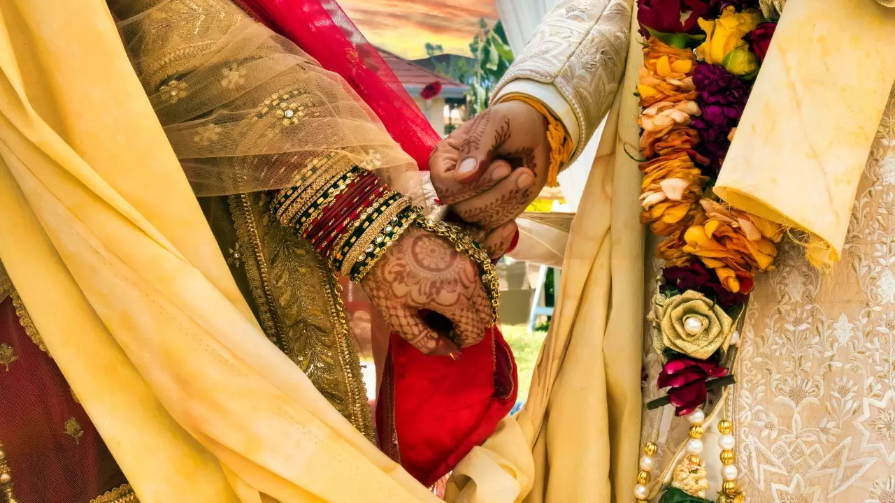 चार महीने से हाथ लगाने नहीं दे रही थी बीवी, कोशिश करने पर महिला ने मारा प्राइवेट पार्ट पर ब्लेड, लगे 7 टांके