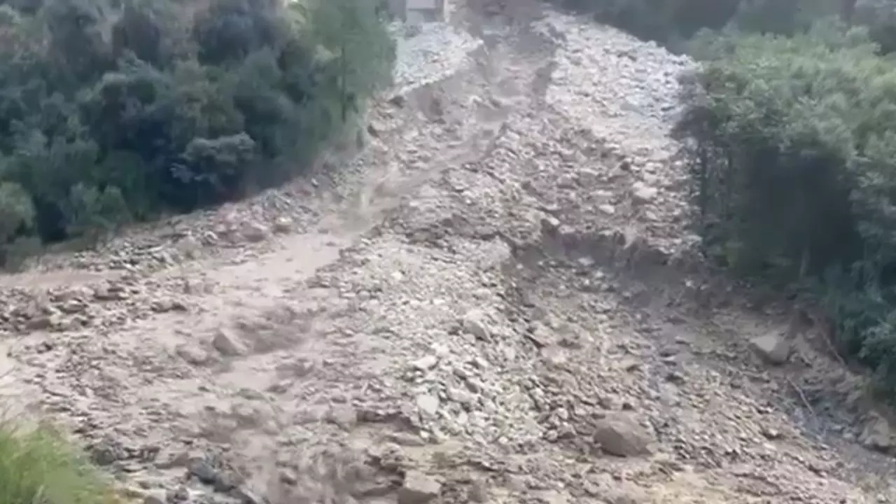बारिश बन रही उत्तरकाशी वालों के लिए मुसीबत! यमुना वैली के स्यानाचट्टी में बनी आर्टिफिशियल झील, कैसे निकाला जाएगा पानी? बारिश बन रही उत्तरकाशी वालों के लिए मुसीबत! यमुना वैली के स्यानाचट्टी में बनी आर्टिफिशियल झील, कैसे निकाला जाएगा पानी?