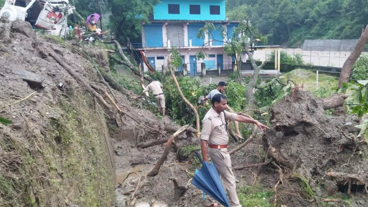 चमोली के थराली में बादल फटने से तबाही, SDM के आवास समेत कई मकानों में घुसा मलबा, एक महिला लापता