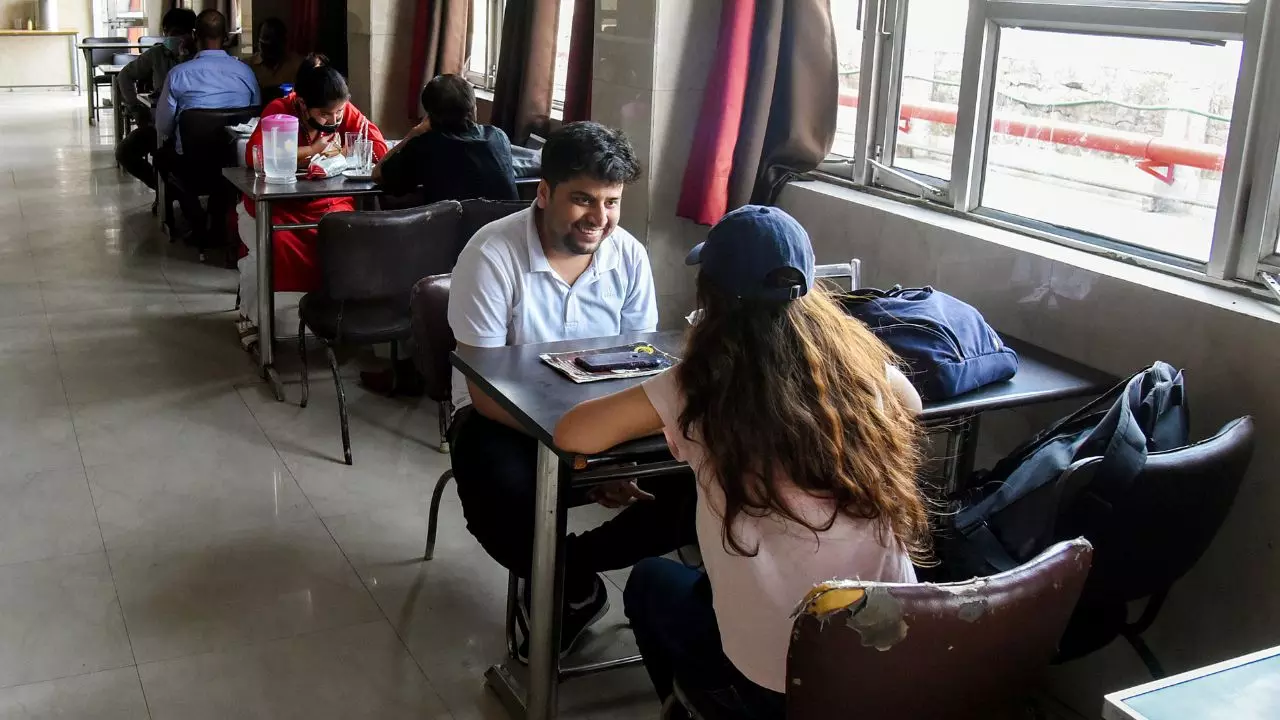 20 रुपये की बोतल 100 में बेच रहे हैं, फिर भी सर्विस चार्ज चाहिए? दिल्ली हाईकोर्ट ने रेस्‍टोरेंट मालिकों को खूब सुनाया