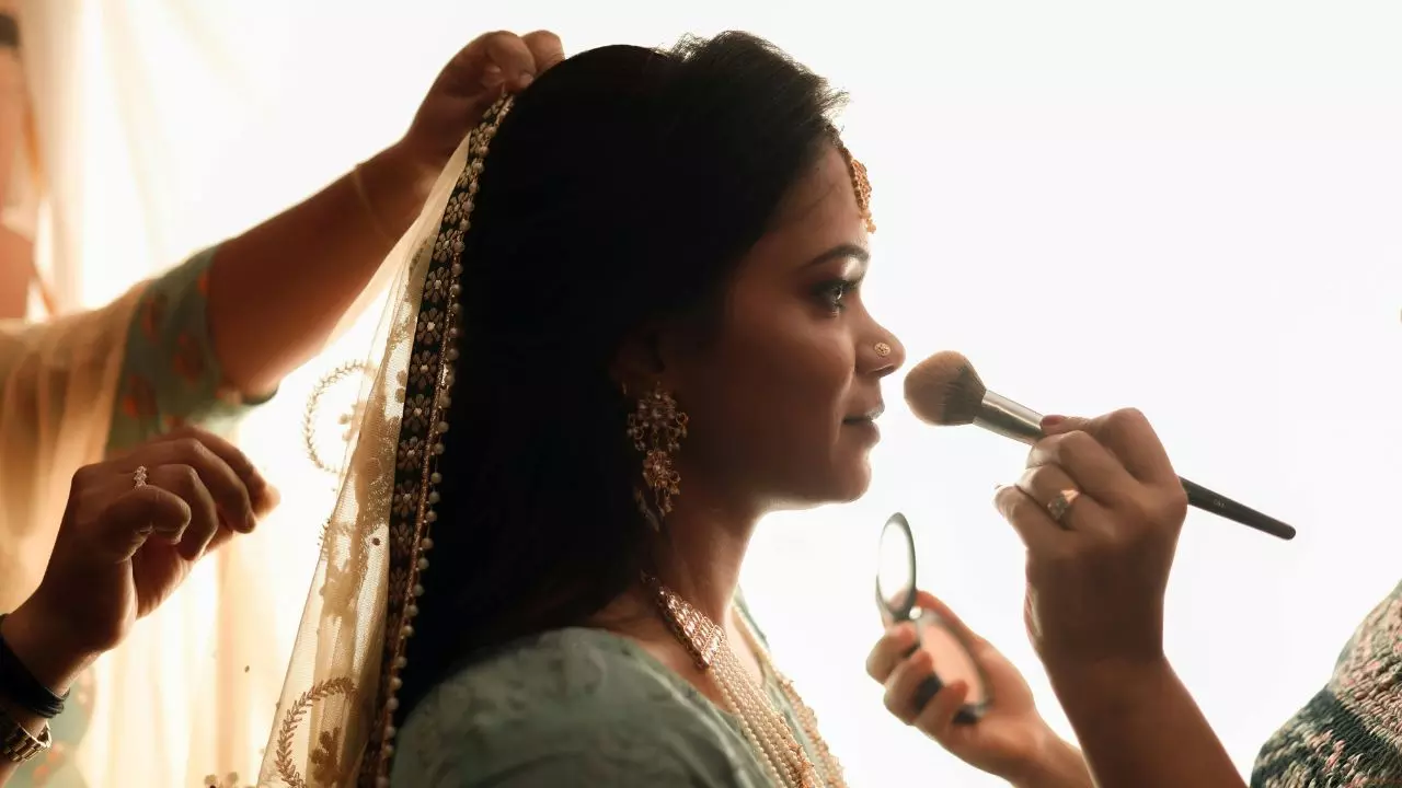 Hartalika Teej 2025 – घर बैठे करें खूबसूरत एचडी मेकअप, पार्लर जाने की नहीं होगी ज़रूरत: सीखे स्टेप टू स्टेप