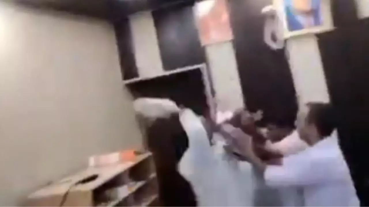 ON कैमरा,  भाजपा नेता ने दलित इंजीनियर को जूते से पीटा; सोशल मीडिया में Video Viral