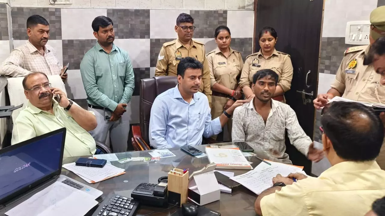 पैसे की खातिर लखीमपुर अस्पताल ने छीनी मासूम की सांसें, शव लेकर पिता पहुंचा डीएम दफ्तर, एक्शन लेते ही सील हुआ अस्पताल