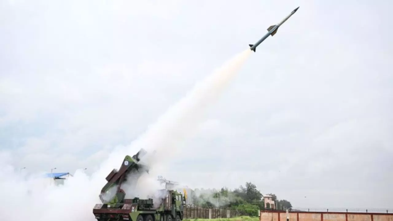 मिसाइल नहीं... दुश्मनों का काल है भारत का सुदर्शन चक्र, IADWS टेस्ट ने दिखाई वायु रक्षा की नई ताकत, जानें खासियत