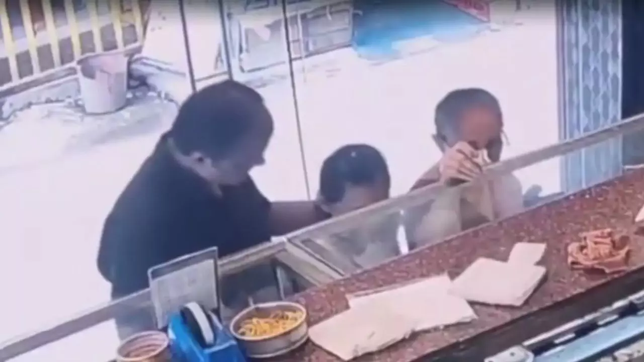 पहले Kiss किया फिर कर दी उंगली; मिठाई की दुकान में छात्रा के साथ शख्स ने की शर्मनाक हरकत, सोशल मीडिया में Video Viral