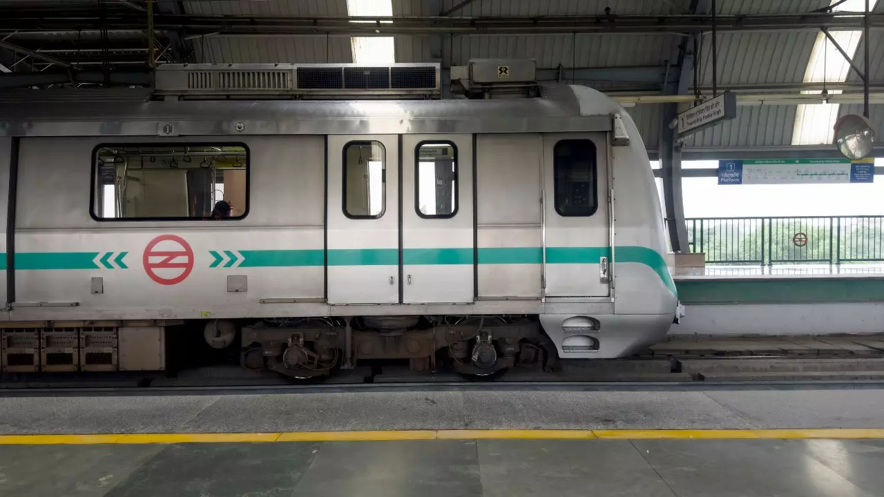 दिल्ली मेट्रो में सफर हुआ महंगा! 8 साल बाद बढ़ा इतना किराया, उठे सवाल- सुविधा कब बढ़ेगी?