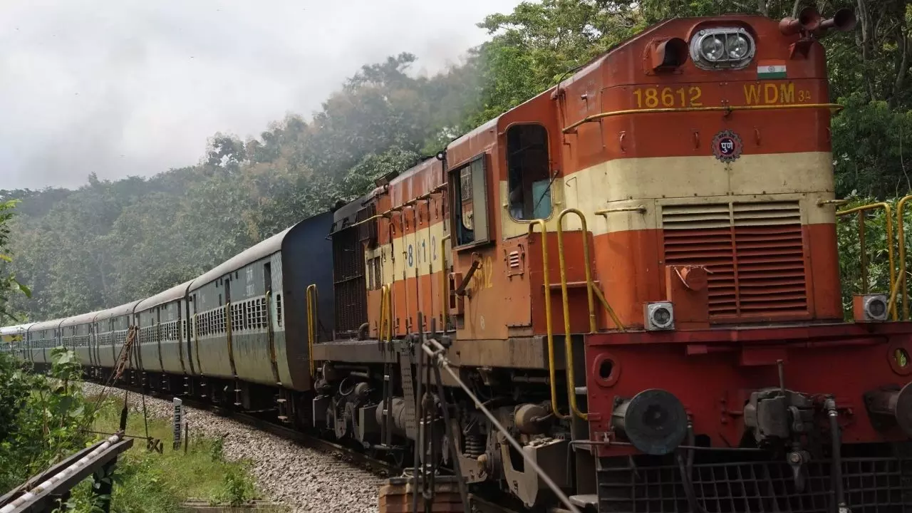 ट्रेनों में सफाई को लेकर आधे से ज्‍यादा यात्री दुखी, CAG की रिपोर्ट में शिकायतों का अंबार; पर कुछ पॉजिटिव भी है...
