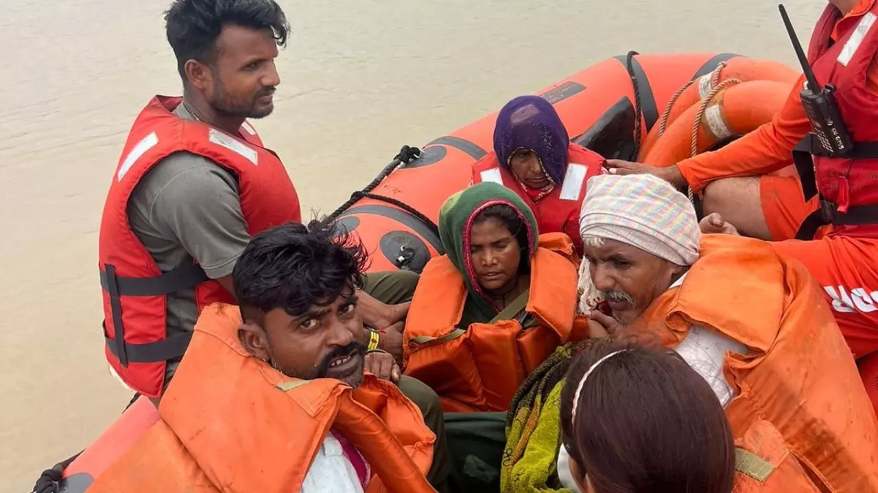 सवाई माधोपुर में सूरवाल बांध से तबाही, 2 किमी लंबी खाई ने गांव को निगला; ढह गए लोगों के मकान और दूकान सवाई माधोपुर में सूरवाल बांध से तबाही, 2 किमी लंबी खाई ने गांव को निगला; ढह गए लोगों के मकान और दूकान