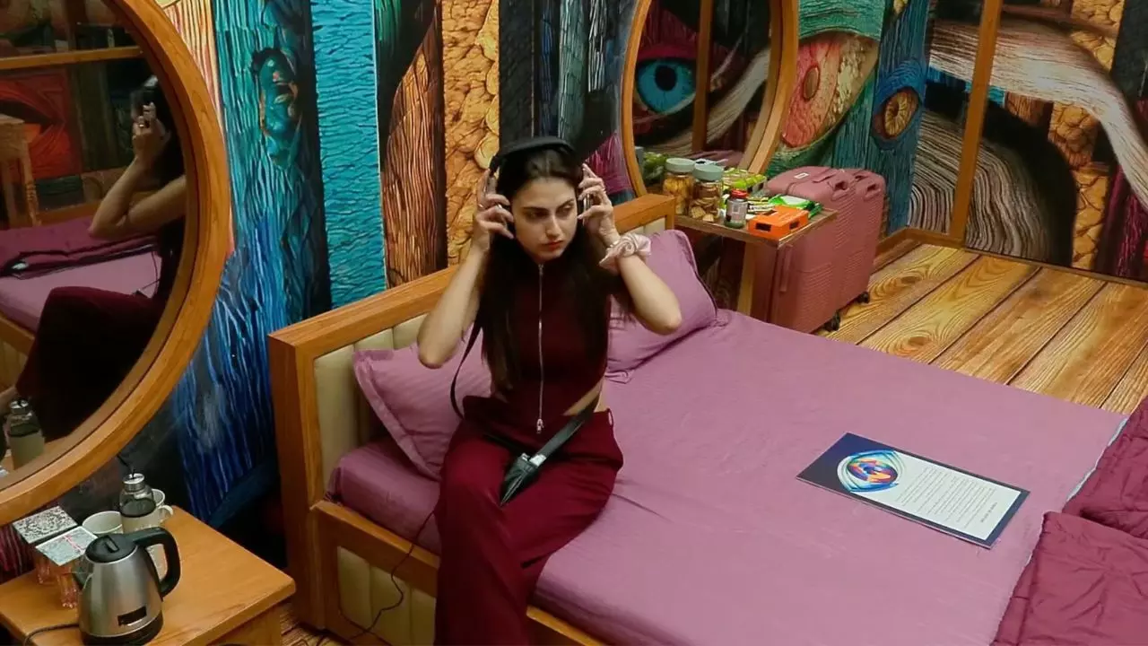 Bigg Boss 19 : घर से बेघर नहीं सीक्रेट रूम में हैं Farhana Bhatt, ड्रामे से भरपूर रहा घर का पहला दिन