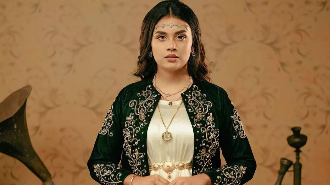 बिग बॉस फेम का मंदिर दर्शन बना बवाल! REEL के लिए स्नान कुंड में धोने लगी पैर, अब देने पड़ सकते हैं लाखों