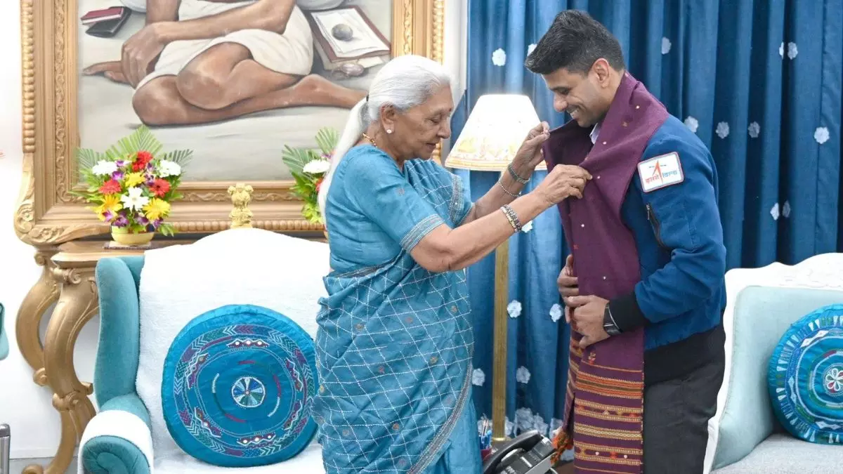 Aaj ki Taaza Khabar: यूपी की राज्यपाल आनंदीबेन पटेल से मिले विंग कमांडर शुभांशु शुक्ला, पढें 26 अगस्त की बड़ी खबरें