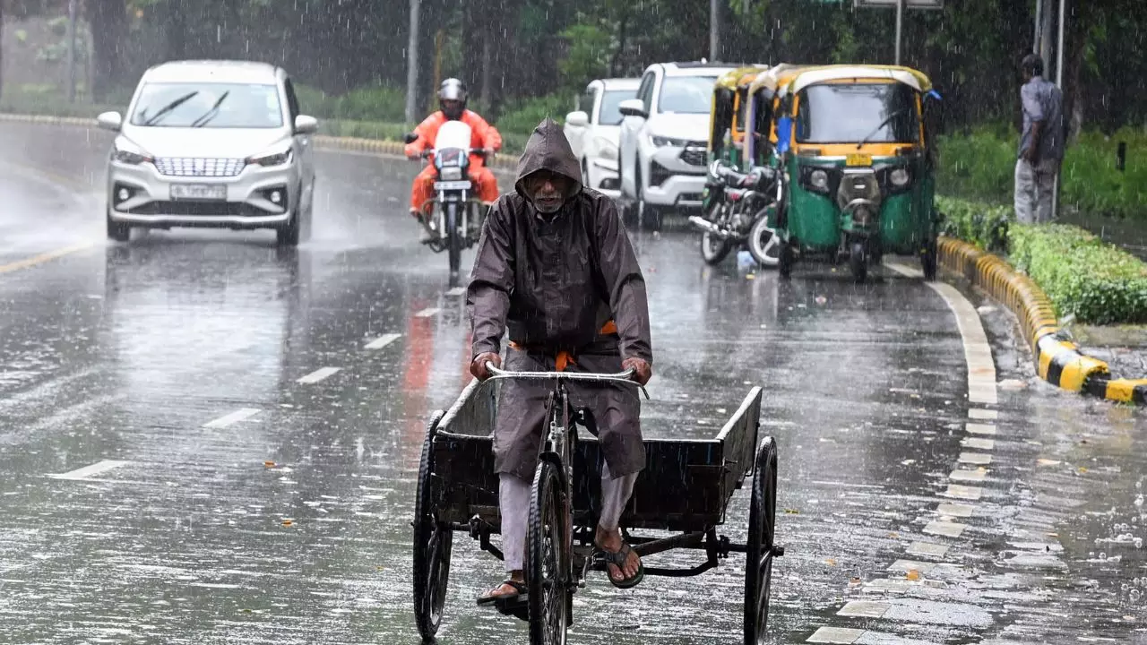 दिल्ली-NCR में बिजली चमकने के साथ होगी बारिश! शिमला और उत्तराखंड में येलो-ऑरेंज अलर्ट, इन राज्यों में भी बरसेंगे बादल