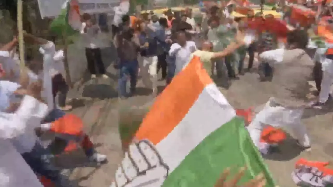 PM मोदी को मां की गाली देने पर पटना में जमकर बवाल, बीजेपी-कांग्रेस कार्यकर्ताओं ने जमकर भांजी लाठियां, देखें पांच Video