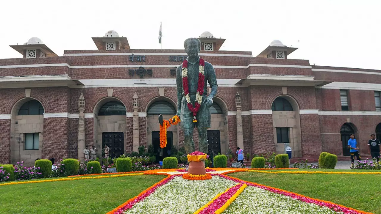 गोल्ड, ग्लोरी और हिटलर का ऑफ़र- ध्यानचंद के हॉकी का जादूगर बनने की कहानी गोल्ड, ग्लोरी और हिटलर का ऑफ़र- ध्यानचंद के हॉकी का जादूगर बनने की कहानी