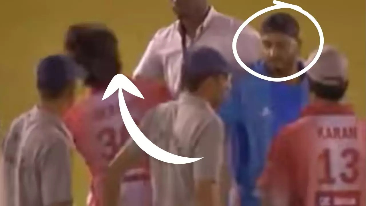 18 साल पुराने घाव पर ललित मोदी ने छिड़का नमक, हरभजन सिंह ने इस खिलाड़ी को उलटे हाथ जड़ा था थप्पड़, पहली बार Video आया सामने 18 साल पुराने घाव पर ललित मोदी ने छिड़का नमक, हरभजन सिंह ने इस खिलाड़ी को उलटे हाथ जड़ा था थप्पड़, पहली बार Video आया सामने