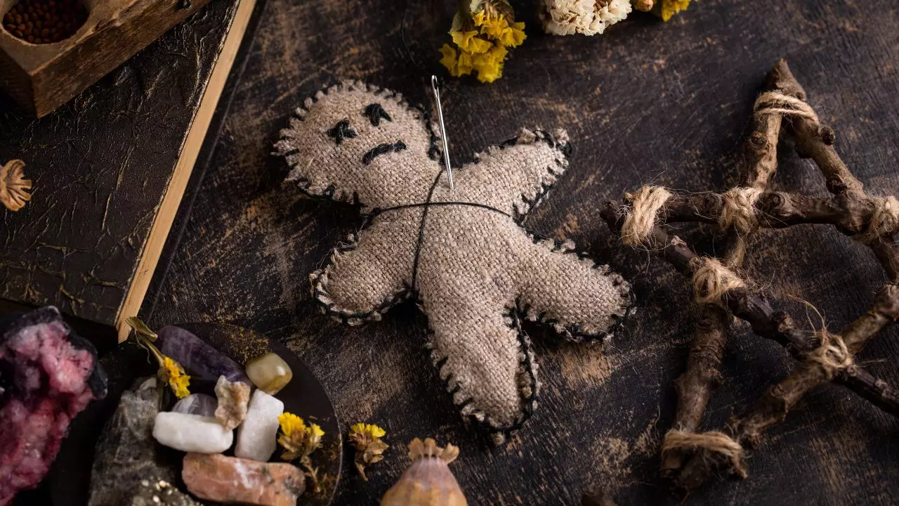 कुछ देर में आत्मा निकल जाएगी... जादू-टोने की आड़ में ससुराल वालों ने की दामाद की हत्या, आंखों झोंका चिली पाउडर, डाला जलता कोयला