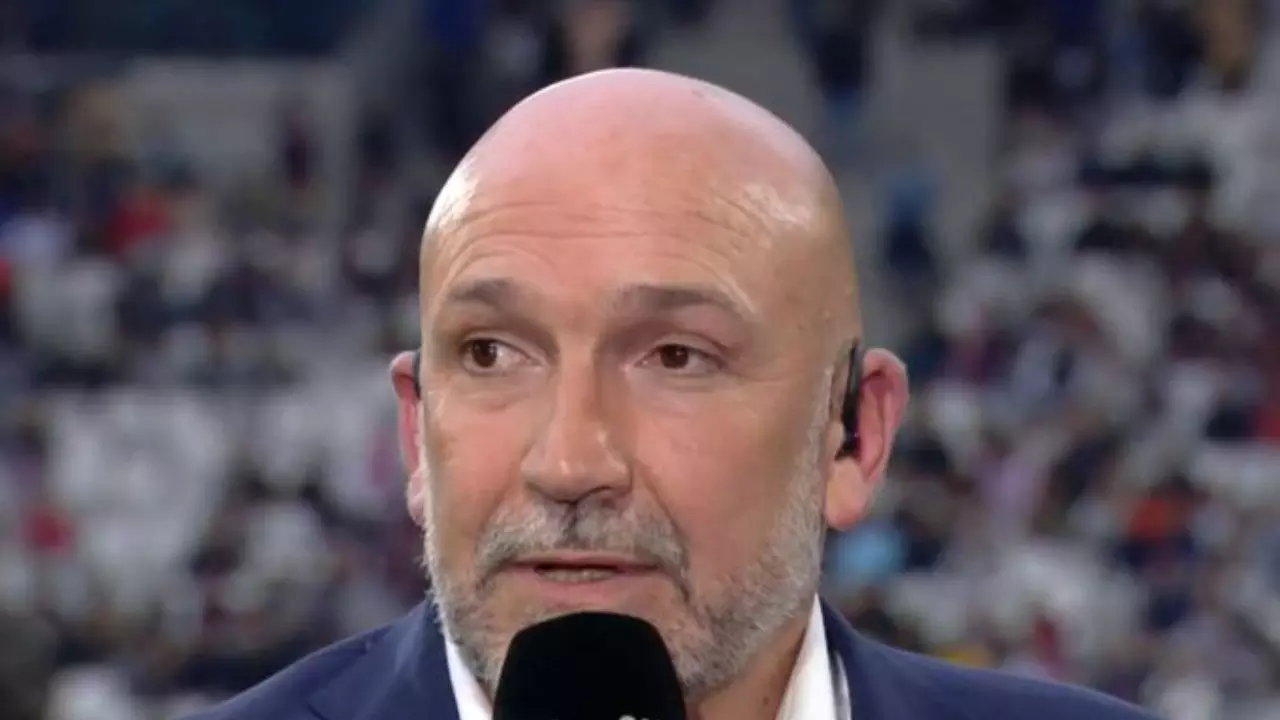 एक्स रग्बी खिलाड़ी की शर्मनाक हरकत! बार में उठाई 23 साल की लड़की की स्कर्ट, VIDEO वायरल