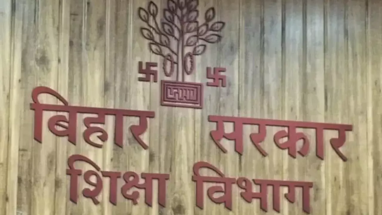 शिक्षक कर रहे थे हाजिरी घोटाला! ग्रामीणों ने खोली पोल, कभी भी शिक्षकों का ग्रुप फोटो मांग सकता है विभाग शिक्षक कर रहे थे हाजिरी घोटाला! ग्रामीणों ने खोली पोल, कभी भी शिक्षकों का ग्रुप फोटो मांग सकता है विभाग