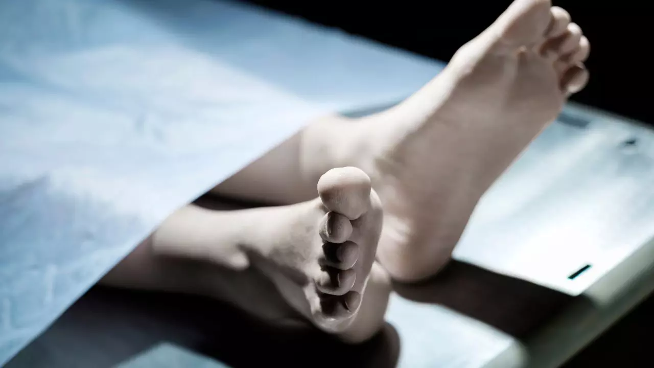 दूसरी जाति से प्यार की सज़ा मौत,  बाप ने ही बेटी का घोंटा गला, फिर लाश को जलाकर हुआ फरार