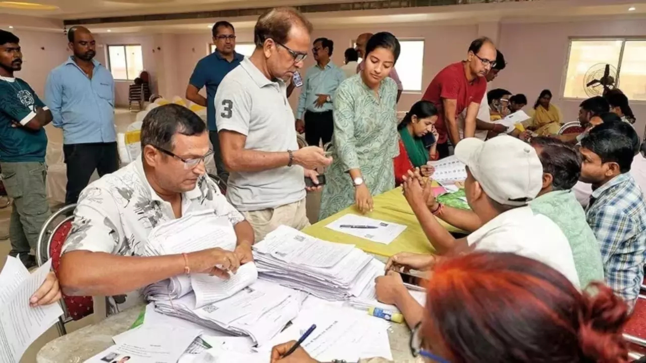 बिहार में वोटर लिस्ट से नाम कटवाने की होड़! उठे सियासी सवाल, क्या है झोल?