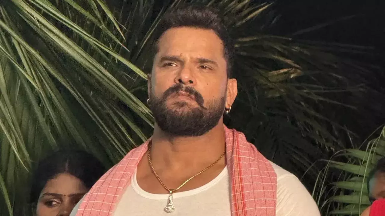 जहां चाहता हूं वहीं पकड़ लेता हूं....Khesarilal Yadav के वायरल वीडियो पर भड़के फैंस, कहा- सस्ते सुपरस्टार
