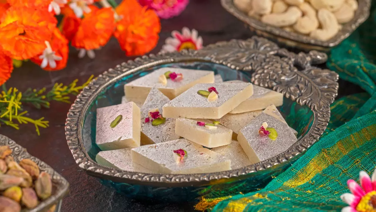 मुग़ल शाही रसोई या मराठा दरबार की देन? क्या है चांदी से लिपटी बर्फी काजू कतली का इतिहास