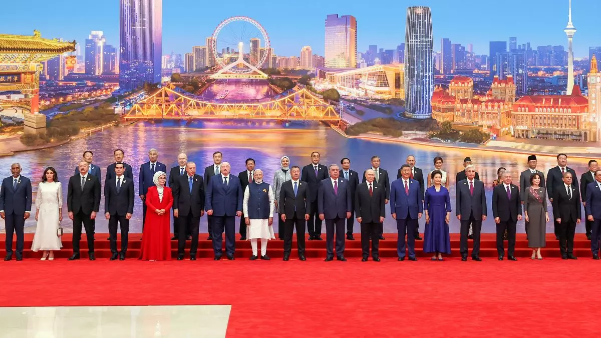 SCO Family Photo में Modi–Sharif साथ, मगर बीच में 8 लीडर्स की दूरी; भारत का पाक को साफ संदेश- आतंक रुके बिना बातचीत नहीं