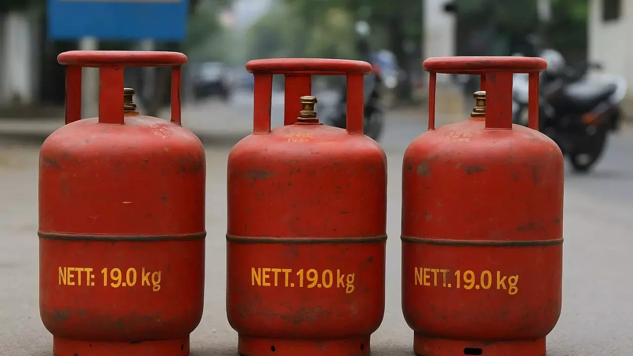 दिल्ली-मुंबई वालों की बल्ले-बल्ले! LPG सिलेंडर हुआ सस्ता, जानें आपके शहर में कितना घटा दाम