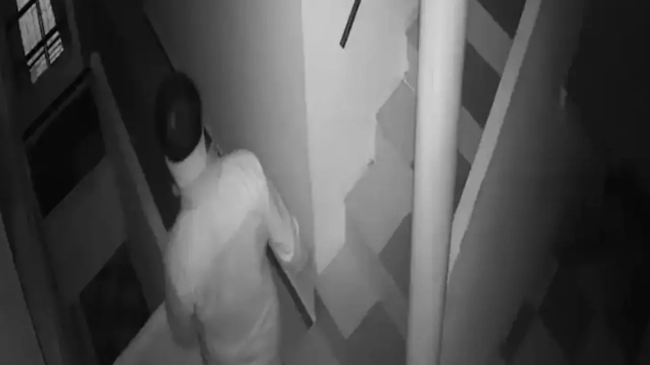 बेंगलुरु PG में घुसा दरिंदा! पहले युवती से की छेड़छाड़ फिर पैसे लेकर हुआ फरार; CCTV फुटेज आया सामने