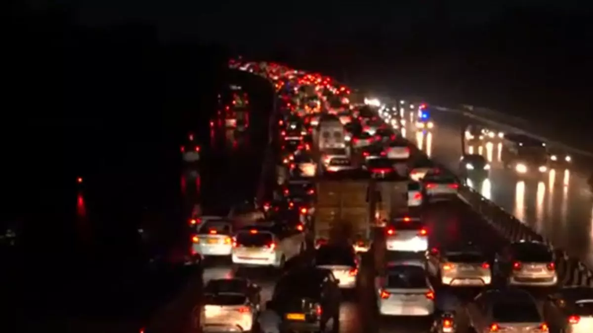 Aaj ki Taaza Khabar: गुरुग्राम में भारी बारिश के बाद लगा भीषण जाम, हजारों की संख्या में लोग फंसे; 1 सितंबर की बड़ी खबरें