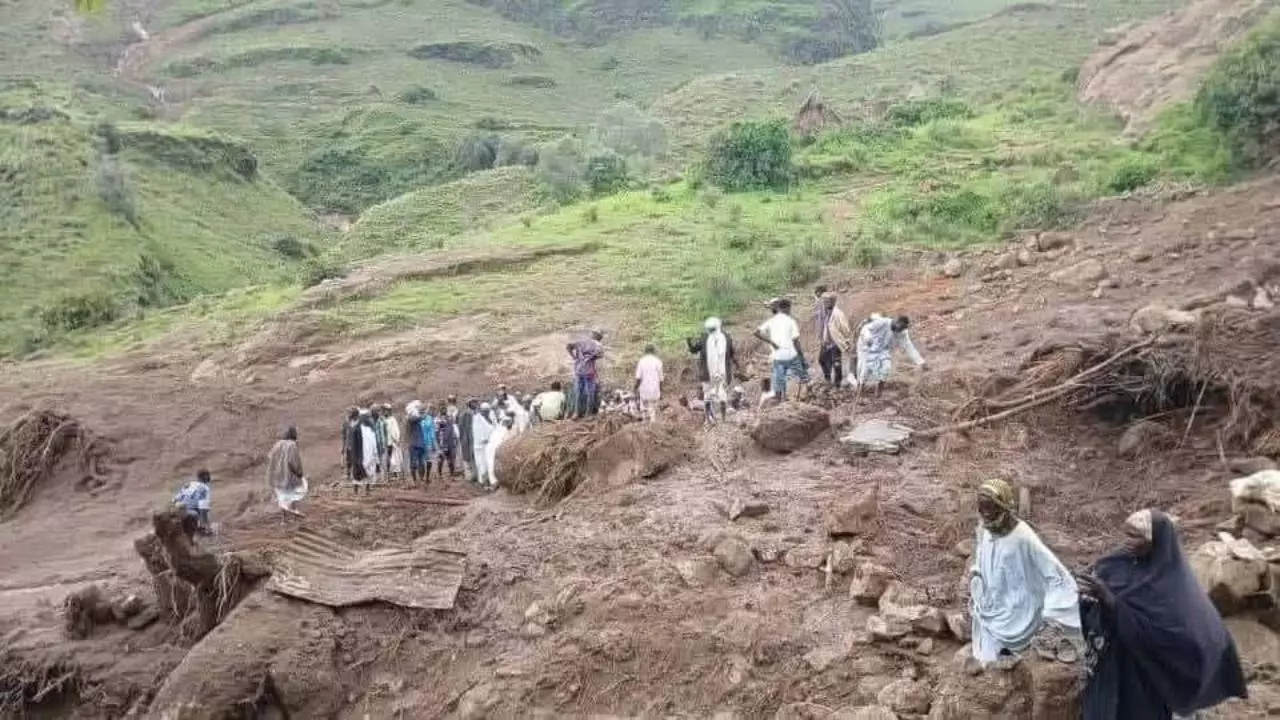 दारफुर में कहर: लैंडस्लाइड ने दबा दिया पूरा गांव, 1000 से ज्यादा लोग हुए दफन, बस एक बचा ज़िंदा दारफुर में कहर: लैंडस्लाइड ने दबा दिया पूरा गांव, 1000 से ज्यादा लोग हुए दफन, बस एक बचा ज़िंदा
