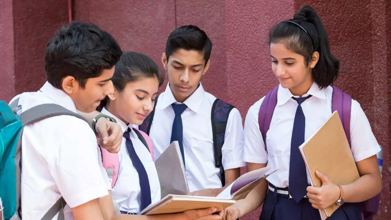 शिक्षक दिवस से पहले अचानक स्कूल पहुंचे शिक्षा मंत्री, टीचर कर रहे मोबाइल में टाइमपास, बच्चे PM के नाम से अनजान