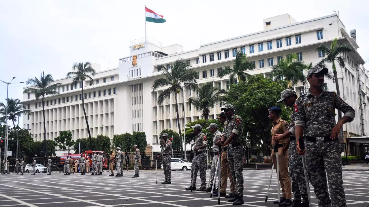 मुंबई में 400 किलो RDX के साथ घुसे 34 ह्यूमन बम’, धमकी के बाद पुलिस हाई अलर्ट पर मुंबई में 400 किलो RDX के साथ घुसे 34 ह्यूमन बम’, धमकी के बाद पुलिस हाई अलर्ट पर