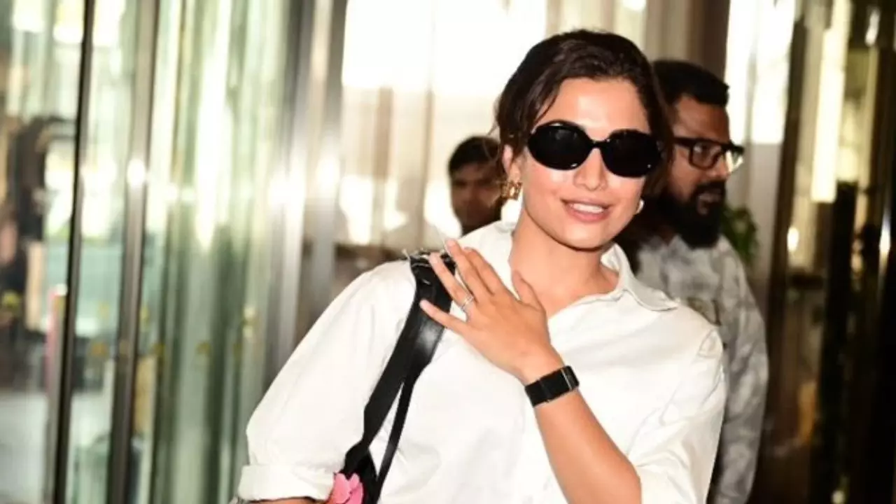 Rashmika Mandanna ने कर ली विजय देवरकोंडा से सगाई! रिंग फिंगर में अंगूठी फ्लॉन्ट करती नजर आई एक्ट्रेस Rashmika Mandanna ने कर ली विजय देवरकोंडा से सगाई! रिंग फिंगर में अंगूठी फ्लॉन्ट करती नजर आई एक्ट्रेस
