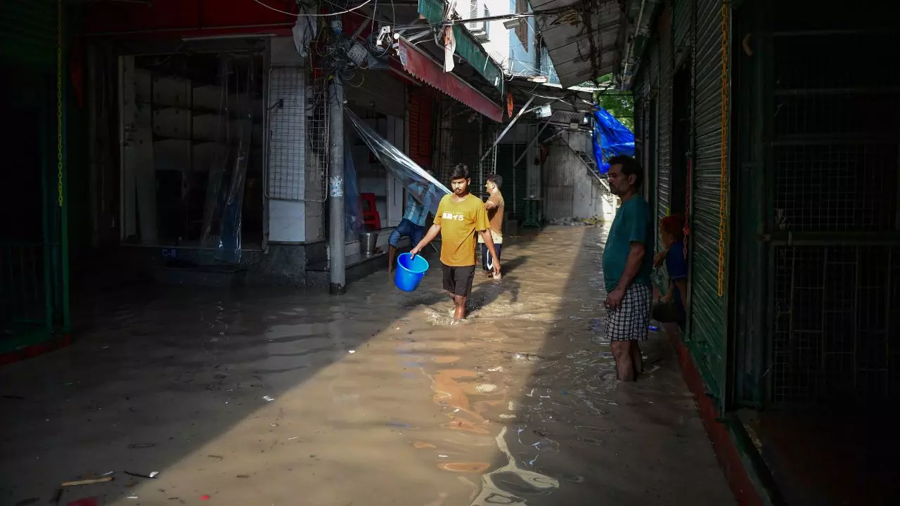 खतरे के निशान से ऊपर बह रही यमुना नदी, हजारों लोग बेघर, किसानों की फसलें तबाह; क्या हैं दिल्ली में बाढ़ के हालात?