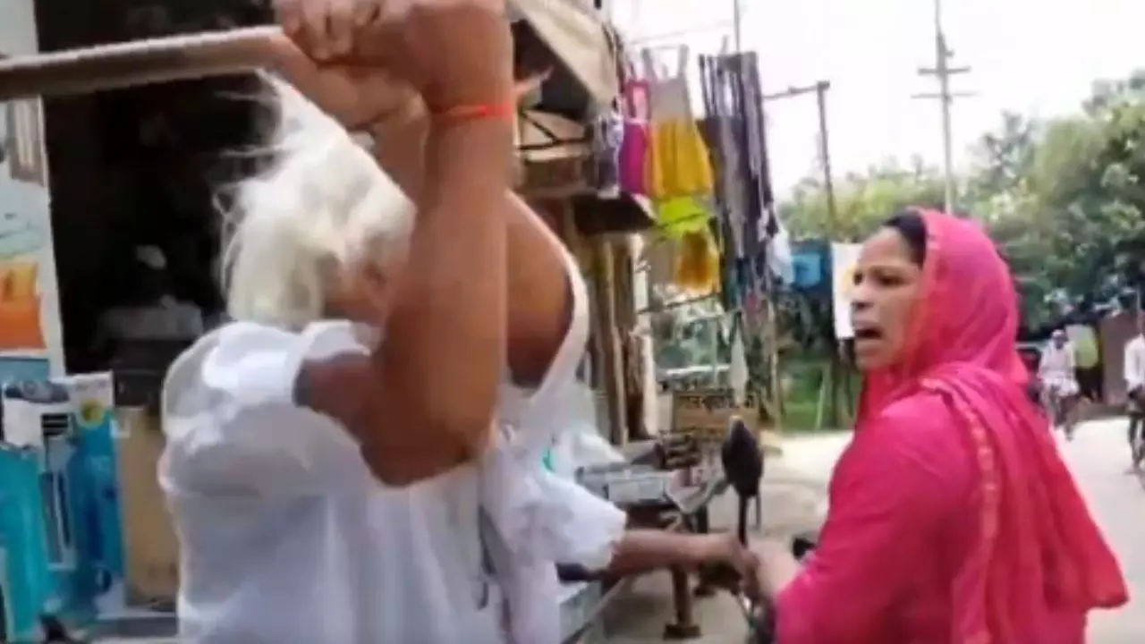 पहले नहाते समय VIDEO बनाने की कोशिश फिर... कासगंज में BJP सांसद की बहन से बीच सड़क पर ससुर-देवर ने की मारपीट पहले नहाते समय VIDEO बनाने की कोशिश फिर... कासगंज में BJP सांसद की बहन से बीच सड़क पर ससुर-देवर ने की मारपीट
