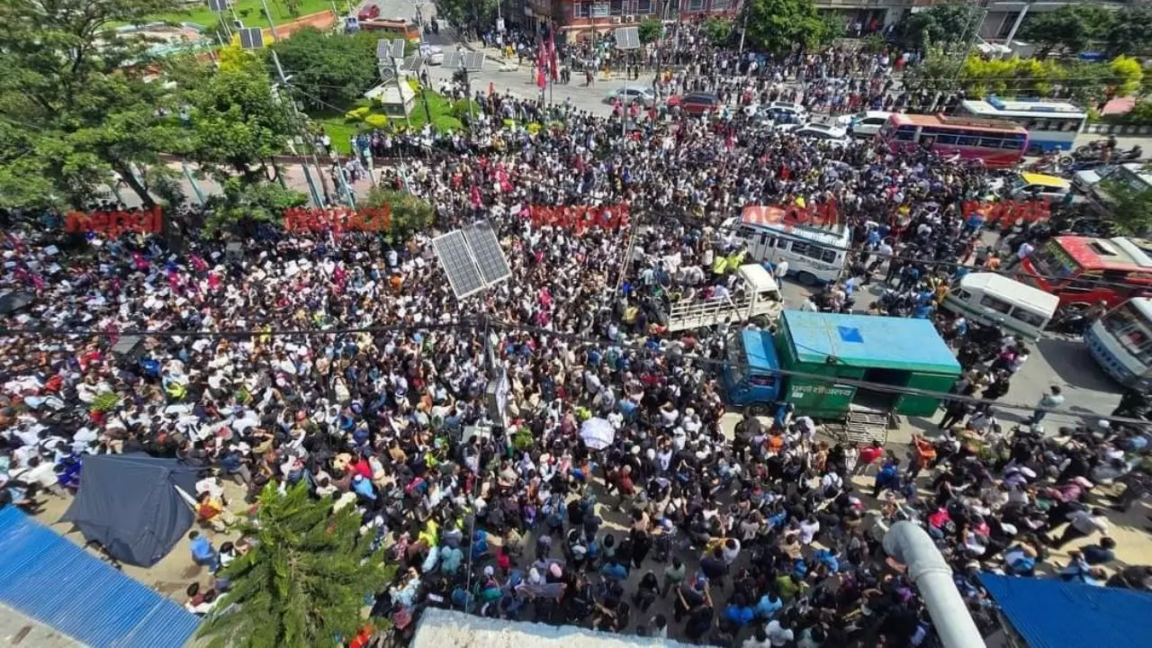 भ्रष्टाचार या सोशल मीडिया बैन, नेपाल में Gen Z ने सरकार के खिलाफ क्यों खोला मोर्चा? प्रदर्शनकारियों के संसद में घुसने के बाद लगा कर्फ्यू भ्रष्टाचार या सोशल मीडिया बैन, नेपाल में Gen Z ने सरकार के खिलाफ क्यों खोला मोर्चा? प्रदर्शनकारियों के संसद में घुसने के बाद लगा कर्फ्यू