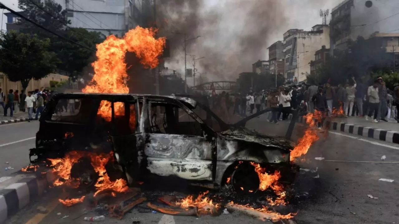 Aaj ki Taaza Khabar: नेपाल में हिंसक प्रदर्शन, अब तक  22 लोगों की मौत; गृहमंत्री का इस्तीफा- पढ़ें 8 सितंबर की बड़ी खबरें